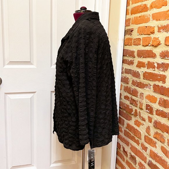 NWT Vikki Vi Relaxed Black Pucker Fabric Blouse/Topper w/ Asymmetrical Buttons - Picture 5 of 6